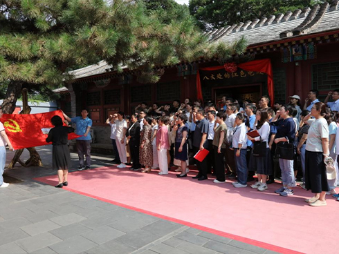 医院开展“追寻红色足迹，传承革命精神”迎“七一”主题党日活动 