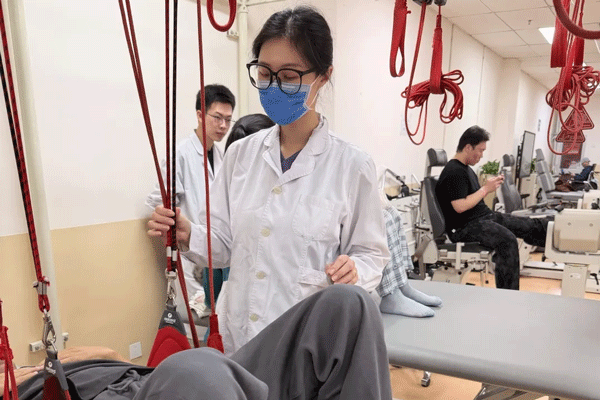 医德医风 医患情深  妙手仁心解骨疾,康复治疗师李瑾的暖心诊疗故事